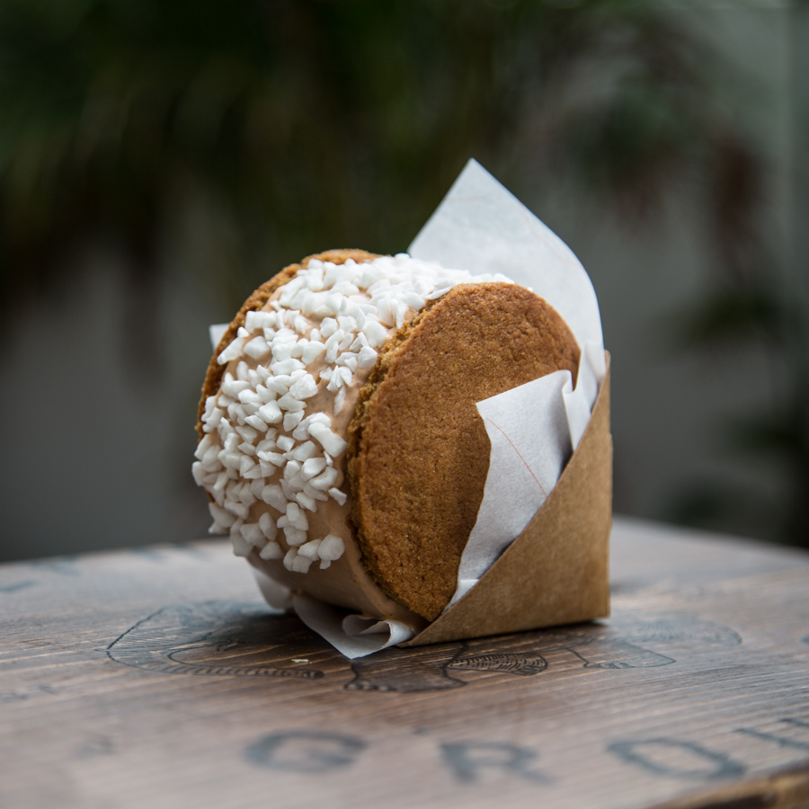 EG_Chai Tea Ice Cream with Ginger Bread Cookies