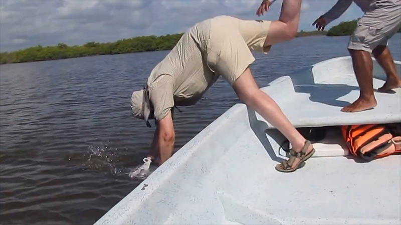 S1 08_JV 04912 Tarpon Fishing Guy Fall in Water.new.01