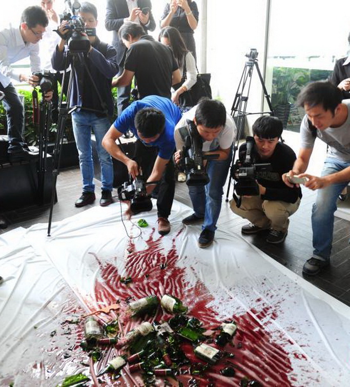 การทำลายไวน์ชาโต ลาฟิต ปลอมในจีน