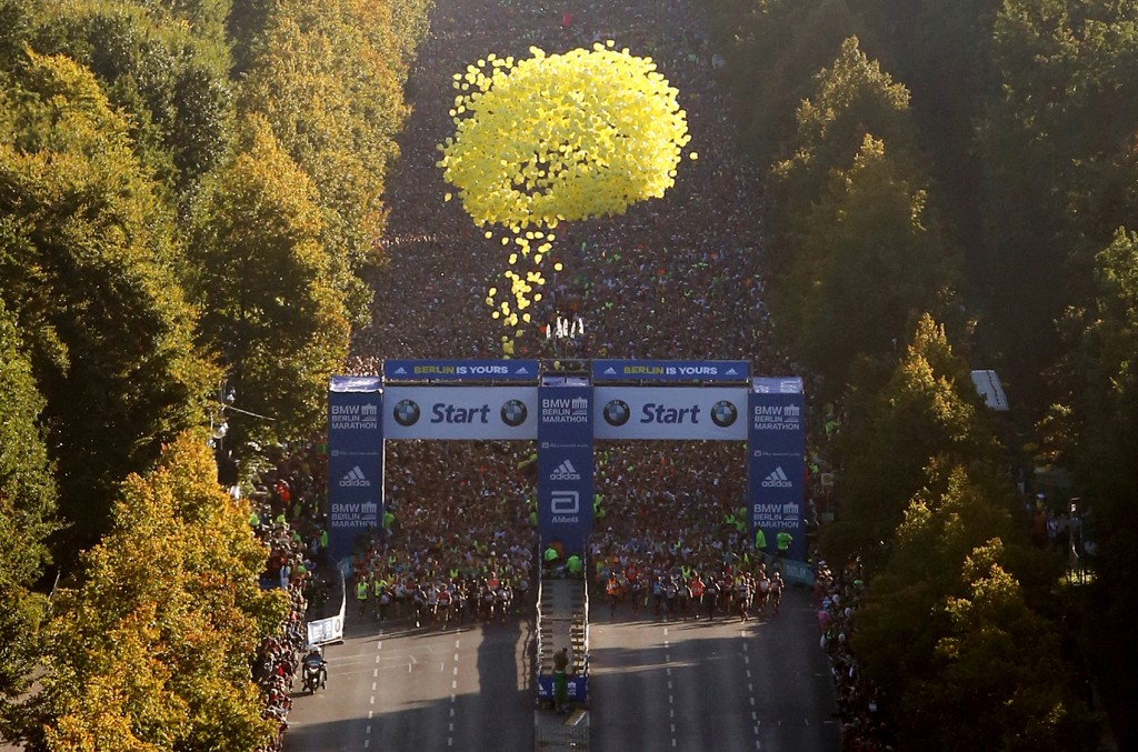 Start auf der Straße des 17.Juni, Hintergrund Brandenburger Tor    / Sport / Leichtathletik Laufen / 27.09.2015 / 42. BMW Berlin Marathon / Archivnr.: 150927001 / copyright: contrast / O.Behrendt / contrast photoagentur / 10439 Berlin Meyerheimstr.8 / Tel: +49 30 440 580 28 od. 0172 3152300 / Fax: +49 30 440 580 29 / contrast@contrastphoto.de / MWSt-7 Prozent / FA-Prenzlauer Berg St.Nr. 31/222/00130 Bank  IBAN: DE37100900005881632006 / BIC: BEVODEBB