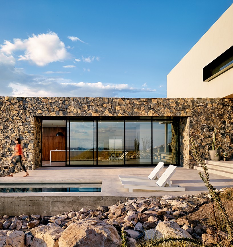franklin-mountain-house-texas-hazel-baker-rush-architects-designboom-03-818x864