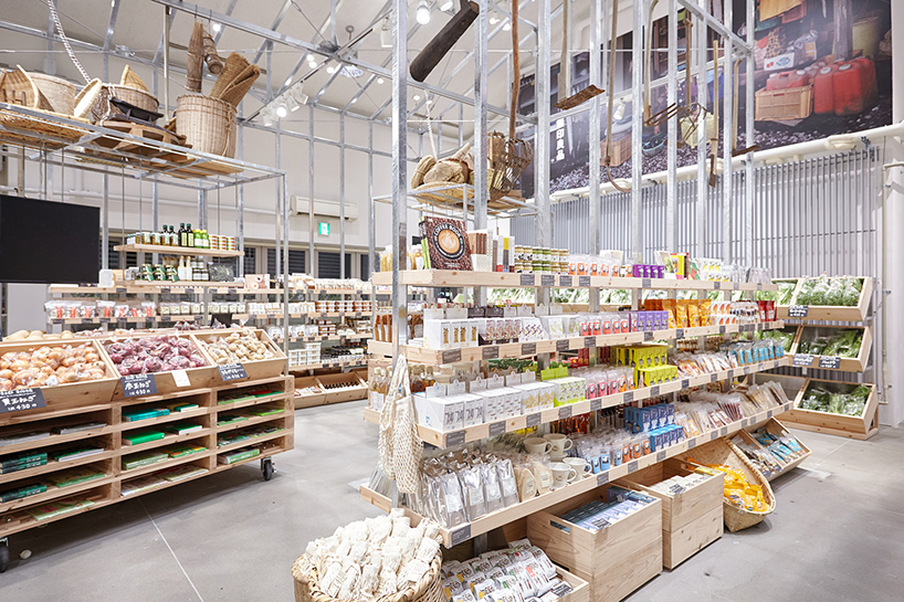 MUJI-yurakucho-global-flagship-store-tokyo-interiors-vegetable-fruit-market-designboom-02