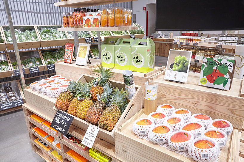 MUJI-yurakucho-global-flagship-store-tokyo-interiors-vegetable-fruit-market-designboom-04