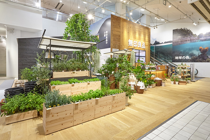 MUJI-yurakucho-global-flagship-store-tokyo-interiors-vegetable-fruit-market-designboom-05