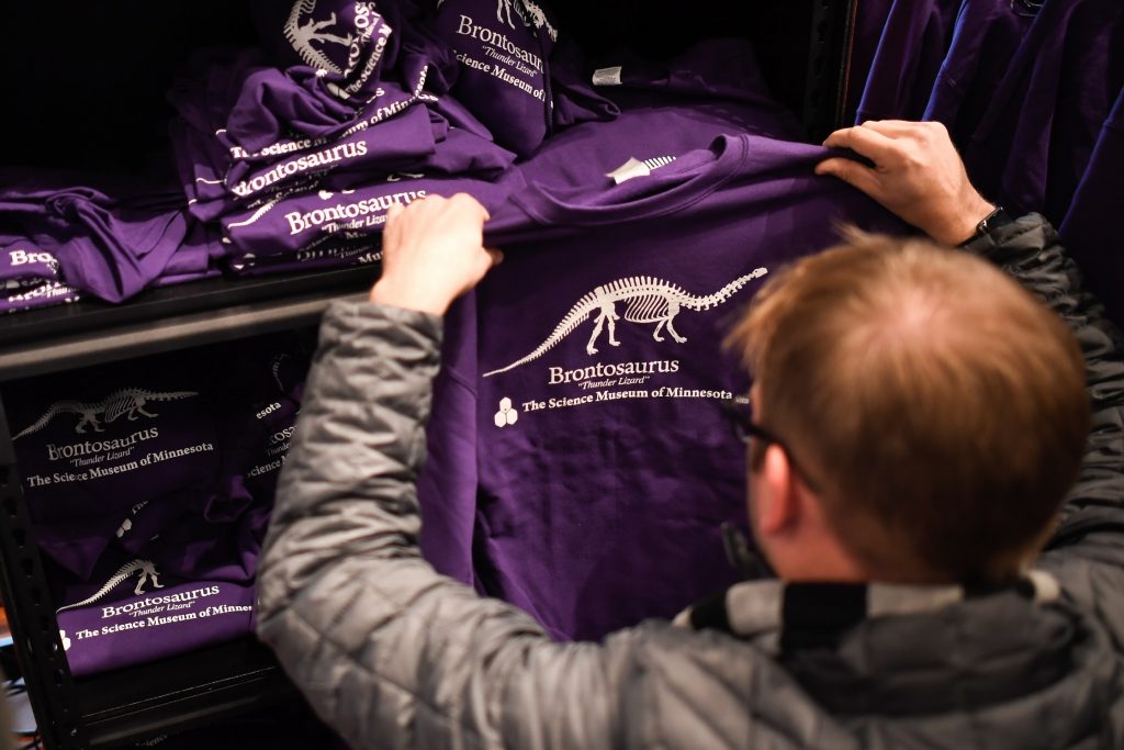 STYLE — Brontosaurus Hoodie เสื้อฮู้ดสีม่วงที่ระลึกจาก Science Museum